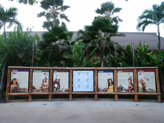 Paineis informativos das culturas polinésias de diversas ilhas do Pacífico, em exposição no Polynesia Cultural Center, em Oahu, no Havaí